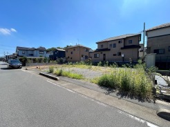 1号地 青空が心地よく広がる開放的なロケーションに佇み、のびやかな時間が流れる穏やかな住環境です。
