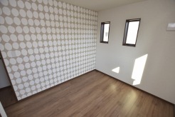 ベースカラーと異なった配色の壁紙を使用。ちょっとお部屋の雰囲気が変わります。
