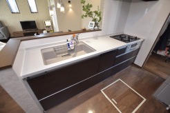 料理をしながらでも、ご家族との会話を楽しめる対面キッチン。
