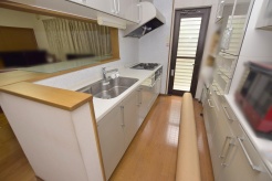 料理をしながらでも、ご家族との会話を楽しめる対面キッチン。
