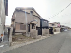 車通りの少ない閑静な住宅地、のびのびした子育てに適します。

