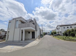 幅員こそやや狭くても、その分交通量が少なくて安心。