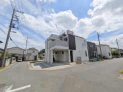 風通し・日当たりに優れる角地。開放感をお楽しみください。