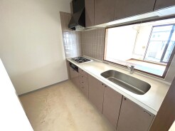 対面タイプなら、キッチン内にいながらご家族やお客様との会話が楽しめます。
