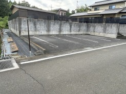 駐車場は停めやすい広さで３台可、家庭菜園も楽しめる。敷地のびのび約〇坪。
