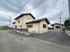 駐車が苦手な方にも嬉しい、前面5～6ｍ道路に面した住まい。
