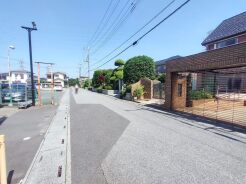 住民の方が主に利用する交通量少なめの道路に面してます。
