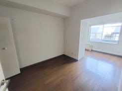 たっぷりの陽光と、心地よい風が舞い込みます。
