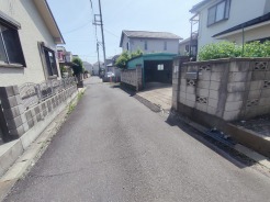 幅員こそやや狭くても、その分交通量が少なくて安心。
