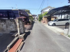 幅員の狭い道ですが、車通りの少ない住宅街に立地してます。
