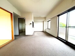 大きな窓に面した明るいリビング