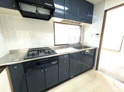 細々と物が右増えるキッチンは、独立型だとスッキリ片づけられますね。