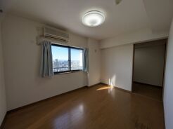 今からここを誰のお部屋にしようか、そんな洋室。
