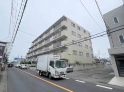 タイル張りのエントランスが迎える永住邸、全29戸。