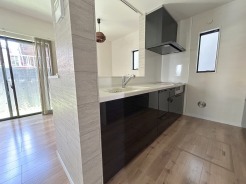 カウンターからはリビングが広く見渡せ、ご家族とのコミュニケーションも弾みます。
