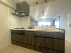 料理をしながらでも、ご家族との会話を楽しめる対面キッチン。
