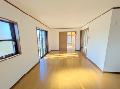 ご家族みんながゆったりくつろげる広々リビング。
