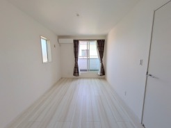 南向きの大きな窓から、たっぷりの陽射しが射し込みますね。
