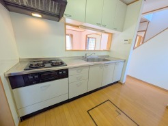 対面タイプなら、キッチン内にいながらご家族やお客様との会話が楽しめます。
