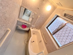 浴室は湿気がたまりやすく、換気扇だけでは心配。窓をあければお風呂がカラっと乾きます。
