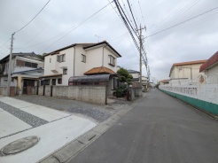 幅員こそやや狭くても、その分交通量が少なくて安心。
