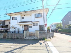 角地につき、開放感に恵まれる住居がここに。
