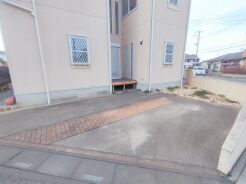 セカンドカーにも便利、駐車2台可の敷地。
