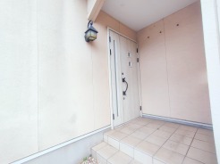 小スペースですが、ポーチ付き。
