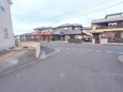 車通りの少ない閑静な住宅地、のびのびした子育てに適します。
