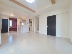 洗練された木目調と温かみのある空間が調和する、心地よい暮らし。