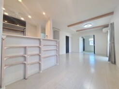 広々とした空間に、木の温もりが心地よく調和する。