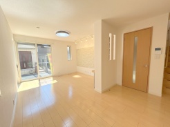 解放感あふれるリビングは、自然に光と風に恵まれます。

