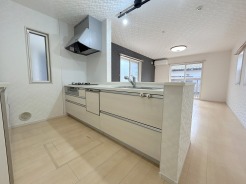 料理をしながらでも、ご家族との会話を楽しめる対面キッチン。
