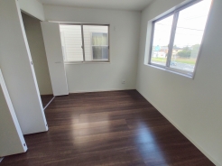 住宅街の２階南向きのお部屋、日当たりはご覧のとおり良好です。
