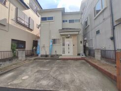 車通りの少ない閑静な住宅地、のびのびした子育てに適します。
