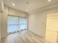 バルコニーからはたっぷりと太陽の光が舞い込みます。
