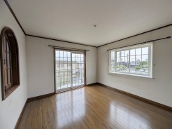 こちらの洋室は誰にも使いやすいサイズ感、8帖です。
