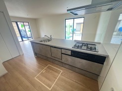 カウンターからはリビングが広く見渡せ、ご家族とのコミュニケーションも弾みます。
