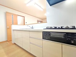 料理をしながらでも、ご家族との会話を楽しめる対面キッチン。
