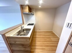 リビングで遊ぶお子様を見守りながらお料理ができる、対面キッチン。
