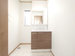 たっぷりの収納を設けたシャワー付洗面台で快適な暮らし。
