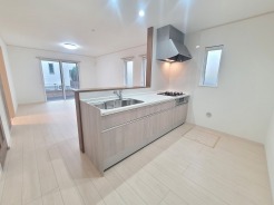 料理をしながらでも、ご家族との会話を楽しめる対面キッチン。
