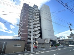 籠原駅徒歩２分の近さ。通勤通学に便利で、駅周辺の生活施設も利用しやすい。
