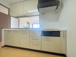 料理をしながらでも、ご家族との会話を楽しめる対面キッチン。 