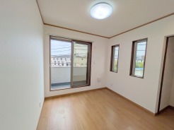 バルコニーからはたっぷりと太陽の光が舞い込みます。
