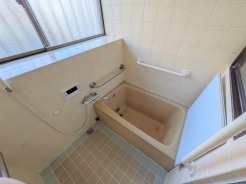 浴室は湿気がたまりやすく、換気扇だけでは心配。窓をあければお風呂がカラっと乾きます。
