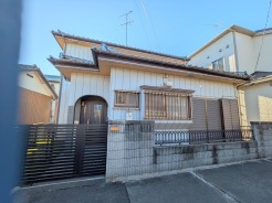 住民の方が主に利用する交通量少なめの道路に面してます。
