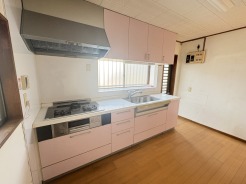 使い勝手の良いシステムキッチン。