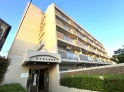 最寄り駅まで徒歩5分の近さ。 忙しい朝が助かる立地、 暮らしにゆとりが生まれます。
