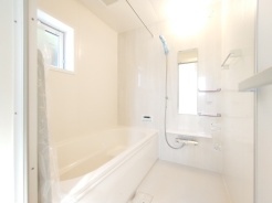 一日の疲れを癒す浴室は、広々１坪以上。
